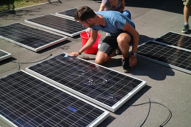 Photovoltaik Balkonanlage selbst planen und installieren Photovoltaik Balkonanlage selbst planen und installieren