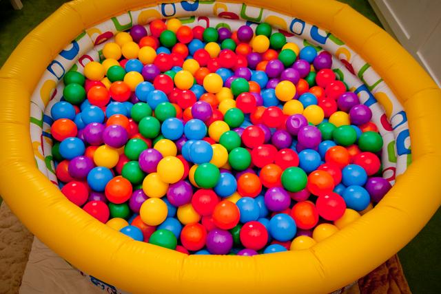 Erfahre, wie du ein stabiles und kostengünstiges Bällebad selbst baust Erfahre, wie du ein stabiles und kostengünstiges Bällebad selbst baust