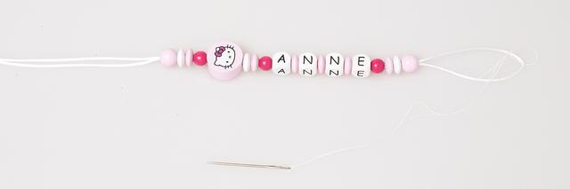 Basteln Sie zauberhafte Schnullerketten mit Namen ganz einfach selbst Basteln Sie zauberhafte Schnullerketten mit Namen ganz einfach selbst