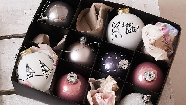 Einzigartige Unikate: Weihnachtskugeln selber gestalten und bemalen