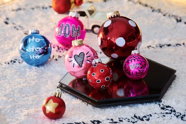 Personalisierte Weihnachtsdeko: Selbstgemalte Weihnachtskugeln für den Baum