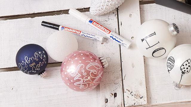 Kreativer Zeitvertreib: Weihnachtskugeln selbst bemalen und verschönern