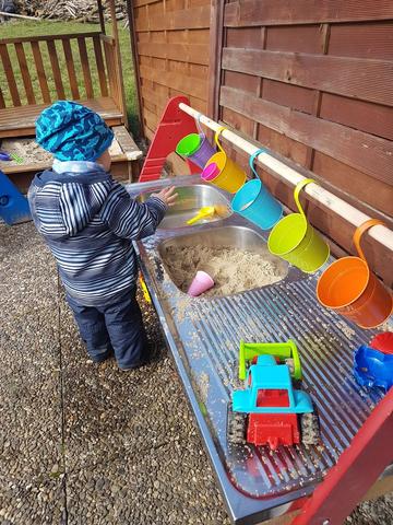 Spielspaß im Freien: So baust du ganz einfach einen Matschtisch Spielspaß im Freien: So baust du ganz einfach einen Matschtisch
