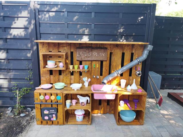 Matschküche für Balkon und Garten: Bauanleitung für deinen eigenen Tisch Matschküche für Balkon und Garten: Bauanleitung für deinen eigenen Tisch