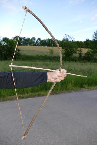 Selbstgemacht: Wie man einen funktionierenden Pfeil und Bogen herstellt