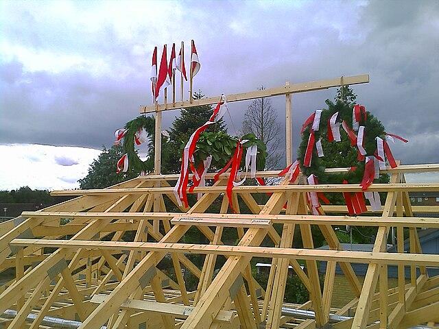Die Bedeutung der farbigen Bänder am Richtkranz beim Bau-Ritual des Richtfests Die Bedeutung der farbigen Bänder am Richtkranz beim Bau-Ritual des Richtfests