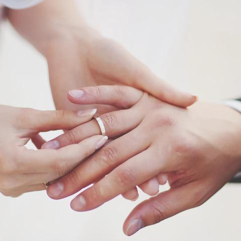 Der linke Ehering: Eine weltweite Tradition mit unterschiedlicher Bedeutung