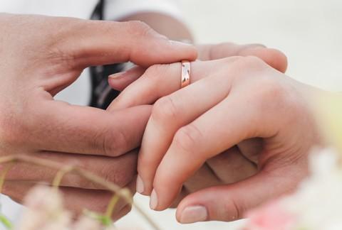 Was es bedeutet, den Ehering auf der linken Hand zu tragen: Kulturelle Unterschiede und Gemeinsamkeiten