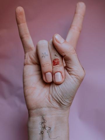 Symbolik von Finger Tattoos: 6 zeitgemäße und bedeutungsvolle Vorschläge Symbolik von Finger Tattoos: 6 zeitgemäße und bedeutungsvolle Vorschläge