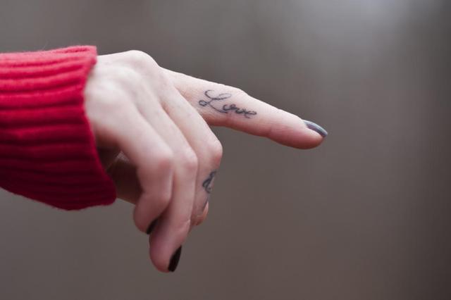 Finger Tattoos: 6 inspirierende Ideen mit tiefgründiger Bedeutung Finger Tattoos: 6 inspirierende Ideen mit tiefgründiger Bedeutung