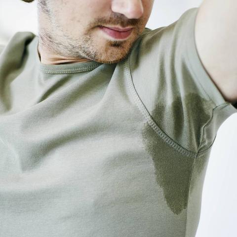 Sommerliche Schwitzattacken? So sagen Sie Schweißflecken den Kampf an! Sommerliche Schwitzattacken? So sagen Sie Schweißflecken den Kampf an!