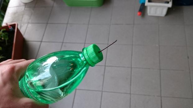 DIY-Bewässerungssystem: Pflanzen mit selbstgemachten Flaschen bewässern DIY-Bewässerungssystem: Pflanzen mit selbstgemachten Flaschen bewässern