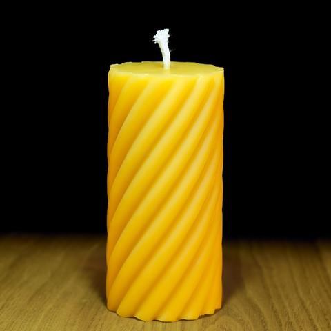 Nachhaltige Kerzenherstellung: So können Sie Bienenwachskerzen selbst gießen Nachhaltige Kerzenherstellung: So können Sie Bienenwachskerzen selbst gießen