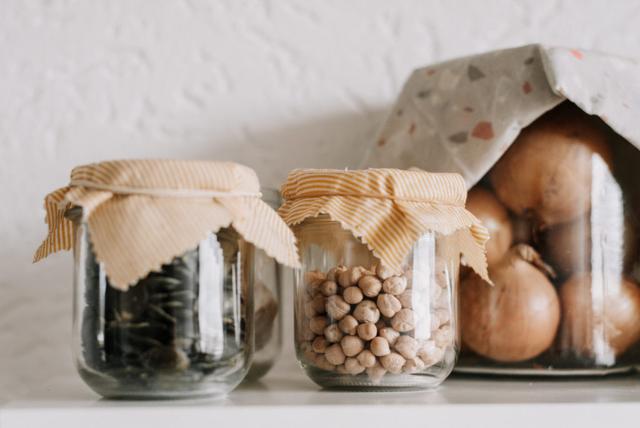 Zero Waste Küche: Mit einem selbstgemachten Bienenwachstuch Abfall reduzieren Zero Waste Küche: Mit einem selbstgemachten Bienenwachstuch Abfall reduzieren