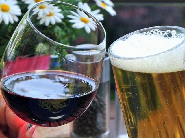 Bierbauch oder Weinbauch: Was macht wirklich dicker? Bierbauch oder Weinbauch: Was macht wirklich dicker?