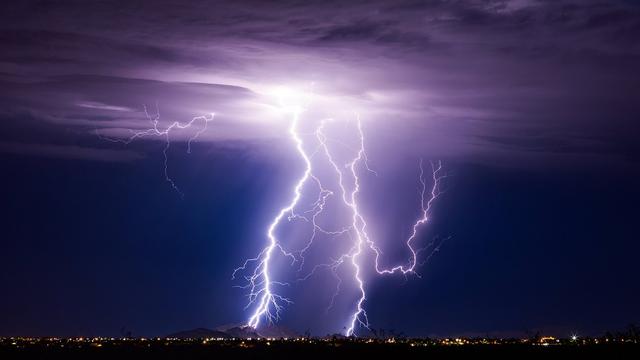 Gewitterwolken und elektrische Aktivität: Die Voraussetzungen für das Entstehen von Blitzen Gewitterwolken und elektrische Aktivität: Die Voraussetzungen für das Entstehen von Blitzen