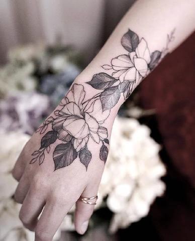 Welche Blume passt zu dir? Die Bedeutung von Blumen-Tattoos