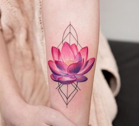 2. Blumen-Tattoos: Symbolik und Variationen im floralen Trend 2. Blumen-Tattoos: Symbolik und Variationen im floralen Trend