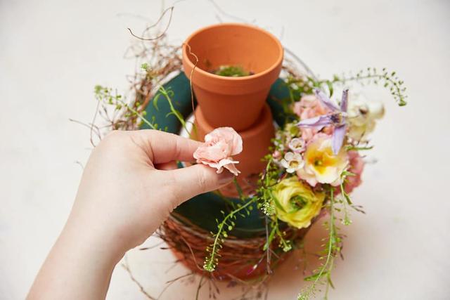 So gestalten Sie eine zauberhafte Tischdeko mit einem selbstgemachten Blumengesteck