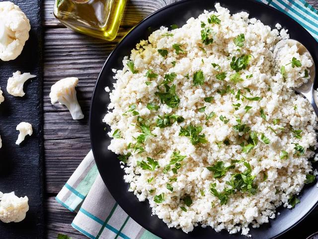Trendiger Low-Carb-Ersatz: Blumenkohlreis selber machen leicht gemacht Trendiger Low-Carb-Ersatz: Blumenkohlreis selber machen leicht gemacht
