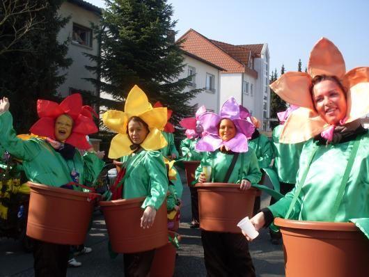 Kreatives Gruppenkostüm: Gemeinsam als Blumenbeet zur Party gehen!