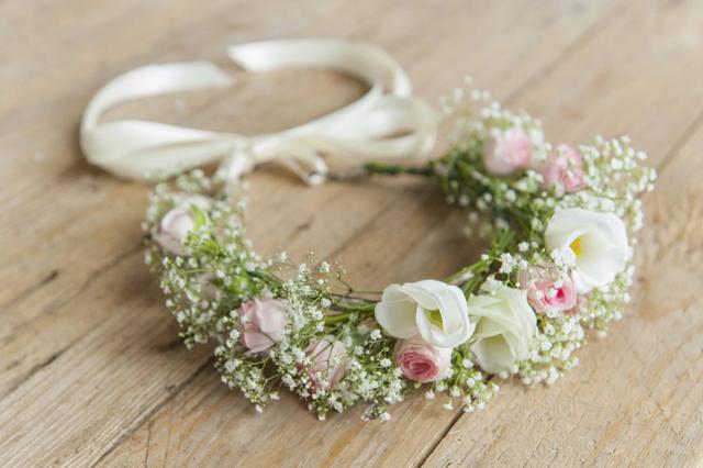 Schöne Frisurenidee: Selbstgemachter Blumenkranz für die Haare Schöne Frisurenidee: Selbstgemachter Blumenkranz für die Haare