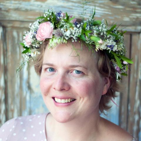 Kreativer Haarschmuck: Wie man einen Blumenkranz für die Haare bastelt Kreativer Haarschmuck: Wie man einen Blumenkranz für die Haare bastelt