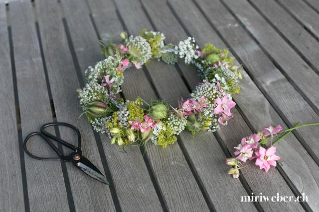 Anleitung: Blumenkranz selber machen - Kreativer Haarschmuck für den Sommer Anleitung: Blumenkranz selber machen - Kreativer Haarschmuck für den Sommer