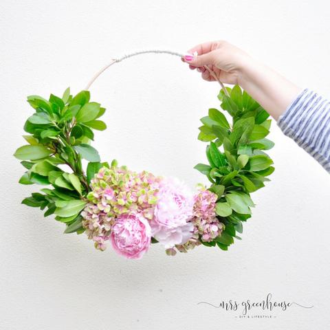 Sommerliche DIY-Idee: Einen individuellen Blumenkranz basteln Sommerliche DIY-Idee: Einen individuellen Blumenkranz basteln