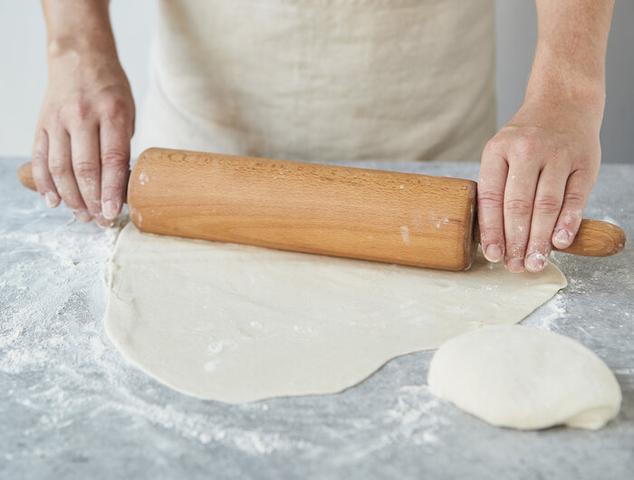 Mit dem Edelstahl-Nudelholz zum perfekten Börek Teig Mit dem Edelstahl-Nudelholz zum perfekten Börek Teig
