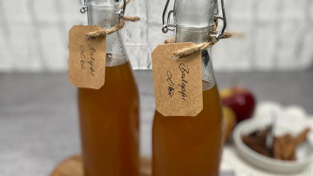 Leckerer Bratapfellikör zum Selbermachen: Perfekt als Geschenk oder zum Verwöhnen Leckerer Bratapfellikör zum Selbermachen: Perfekt als Geschenk oder zum Verwöhnen