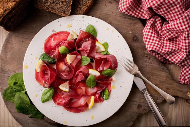 Bresaola: Herkunft, Bedeutung und ernährungsphysiologische Eigenschaften Bresaola: Herkunft, Bedeutung und ernährungsphysiologische Eigenschaften