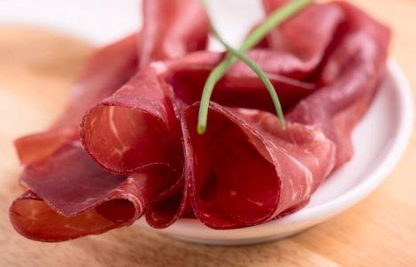 Bresaola: Ein fettarmes und proteinreiches Lebensmittel mit vielen gesundheitlichen Vorteilen Bresaola: Ein fettarmes und proteinreiches Lebensmittel mit vielen gesundheitlichen Vorteilen