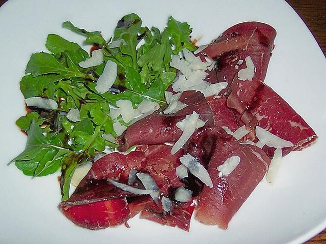 Köstliche Rezepte mit Bresaola: Wie man das vielseitige Pökelfleisch in Gerichten verwendet Köstliche Rezepte mit Bresaola: Wie man das vielseitige Pökelfleisch in Gerichten verwendet