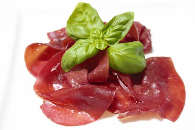 Die Geschichte und Herstellung von Bresaola: Ein Blick auf das beliebte italienische Pökelfleisch Die Geschichte und Herstellung von Bresaola: Ein Blick auf das beliebte italienische Pökelfleisch