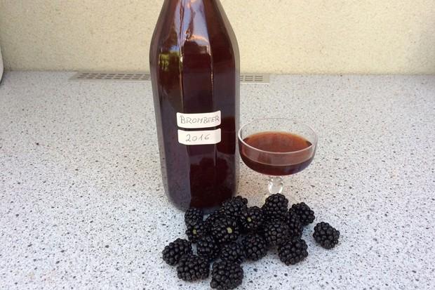 Genieße den Sommer mit selbstgemachtem Brombeerlikör und Korn Genieße den Sommer mit selbstgemachtem Brombeerlikör und Korn