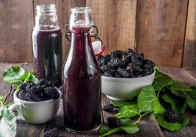 Leckerer Brombeerlikör mit Korn selbstgemacht Leckerer Brombeerlikör mit Korn selbstgemacht