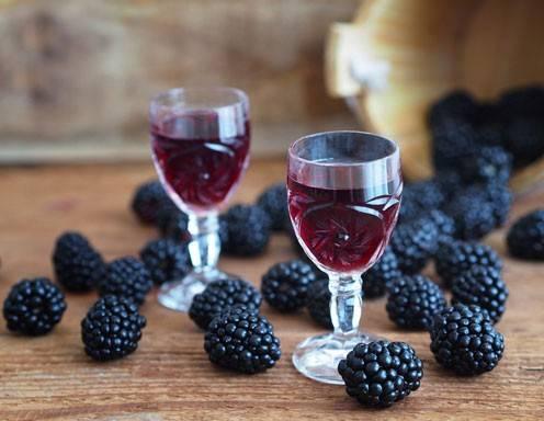 Lang haltbar und voller Geschmack: Selbstgemachter Brombeerlikör Lang haltbar und voller Geschmack: Selbstgemachter Brombeerlikör