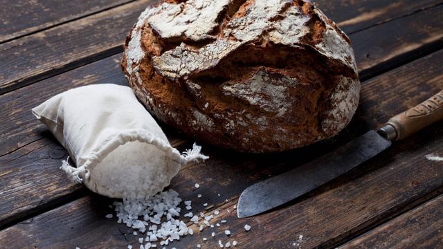 Die symbolische Geste des Brot-und-Salz-Geschenks zum Einzug Die symbolische Geste des Brot-und-Salz-Geschenks zum Einzug