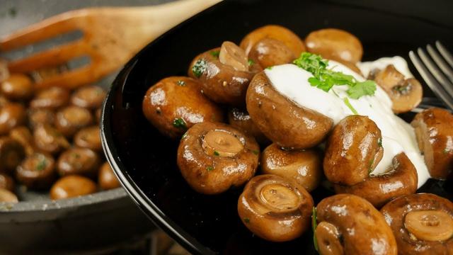 Leckere Pilzpfanne mit Knoblauchsauce: So gelingen Champignons wie vom Weihnachtsmarkt Leckere Pilzpfanne mit Knoblauchsauce: So gelingen Champignons wie vom Weihnachtsmarkt