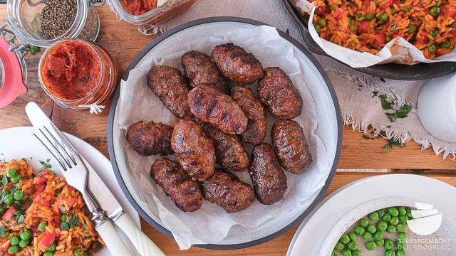 Grillen wie auf dem Balkan: Selbstgemachte Cevapcici mit Ajvar und Knoblauch-Dip