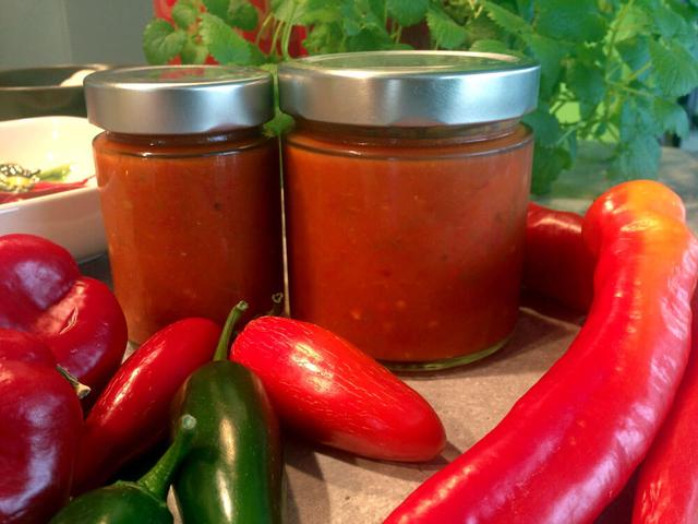 Industrielle vs. hausgemachte Chilisauce: So geht Industrielle vs. hausgemachte Chilisauce: So geht