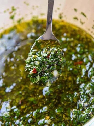 Wie man Chimichurri zubereitet und welche Zutaten enthalten sind