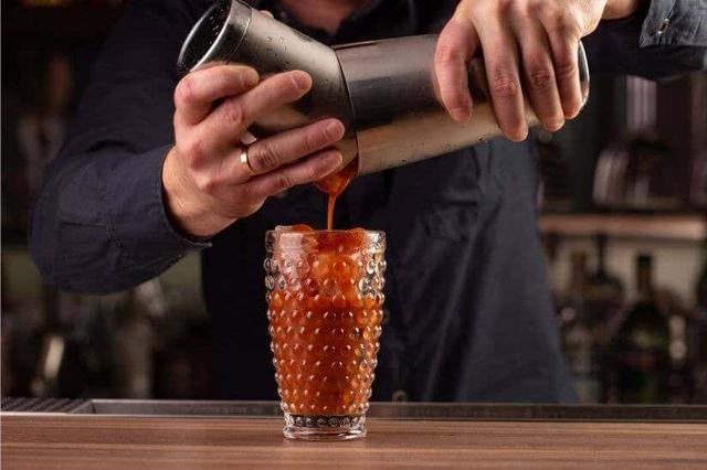 Von Caipirinha bis Bloody Mary: Eine eigene Bar selber bauen und Cocktails genießen Von Caipirinha bis Bloody Mary: Eine eigene Bar selber bauen und Cocktails genießen