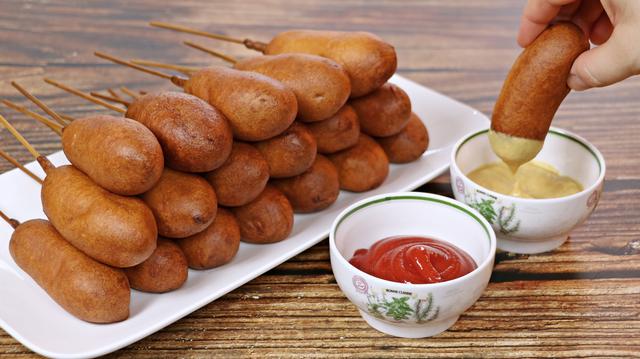 Fingerfood-Klassiker: So gelingen selbstgemachte Corn Dogs. Fingerfood-Klassiker: So gelingen selbstgemachte Corn Dogs.