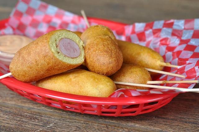 Amerikanisches Flair auf dem Teller: Corn Dogs selber machen. Amerikanisches Flair auf dem Teller: Corn Dogs selber machen.