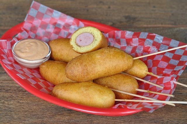 Knusprige Würstchen im Teigmantel: So gelingt das Rezept für Corn Dogs zu Hause. Knusprige Würstchen im Teigmantel: So gelingt das Rezept für Corn Dogs zu Hause.