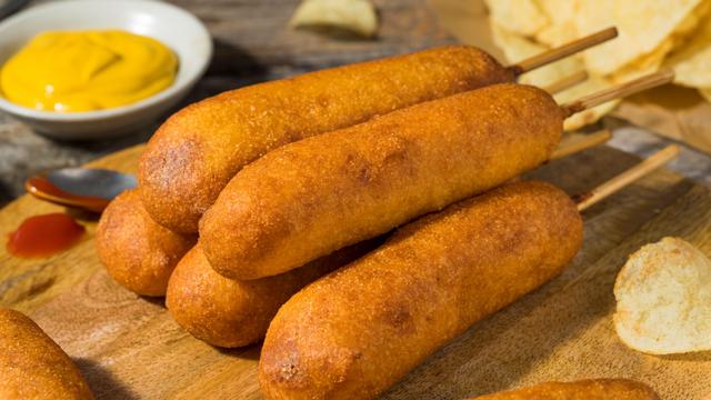 Leckere Corn Dogs ganz einfach selbst machen! Leckere Corn Dogs ganz einfach selbst machen!
