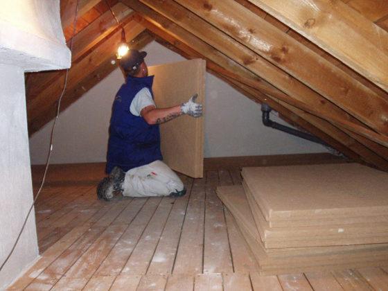 Begehbaren Dachboden selber dämmen: Praktische Tipps und Tricks Begehbaren Dachboden selber dämmen: Praktische Tipps und Tricks
