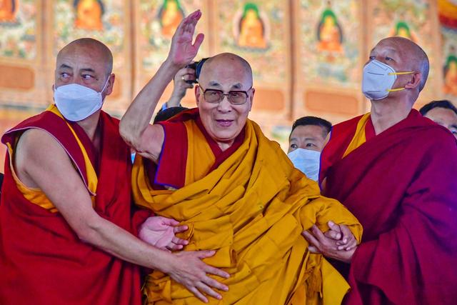 Dalai Lama bedauert Vorfall mit dem Jungen und seiner Zunge
